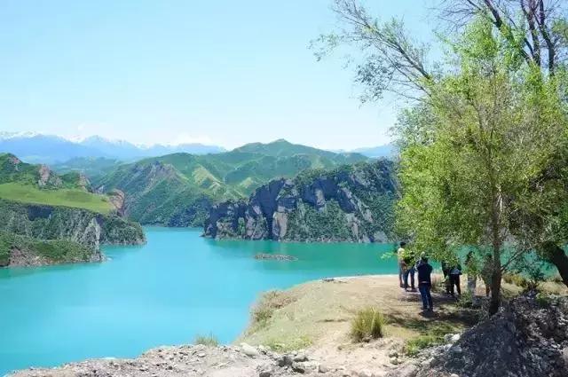 距乌鲁木齐2h，新发现一片绝美的山中之湖，趁着人少赶紧去！