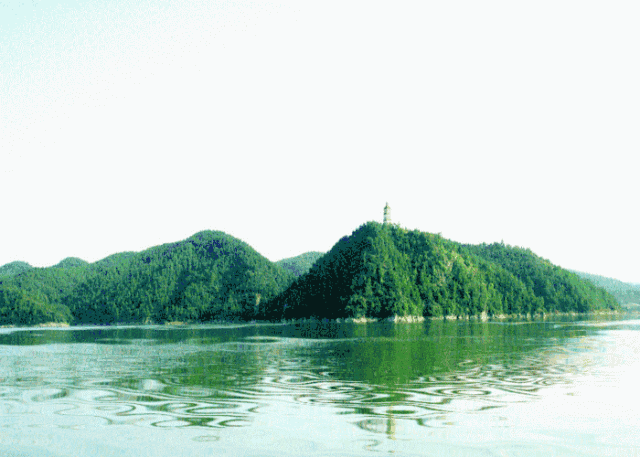 距乌鲁木齐2h，新发现一片绝美的山中之湖，趁着人少赶紧去！