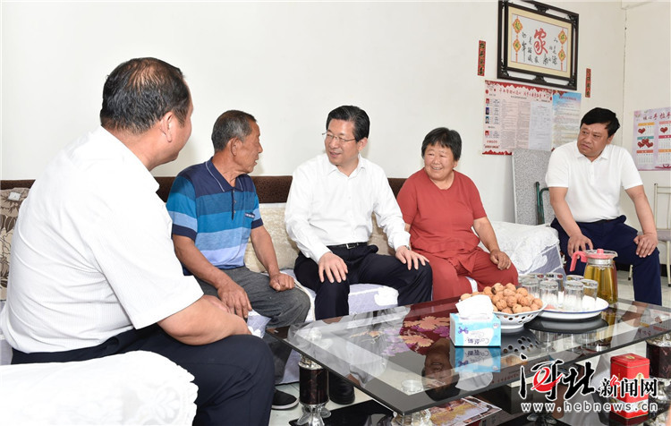 6月3日，省委书记、省人大常委会主任王东峰到保定市调研检查。这是王东峰在涞水县三坡镇南峪村调研检查。