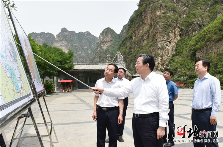 6月3日，省委书记、省人大常委会主任王东峰到保定市调研检查。这是王东峰在涞水县拒马河综合整治现场调研检查。