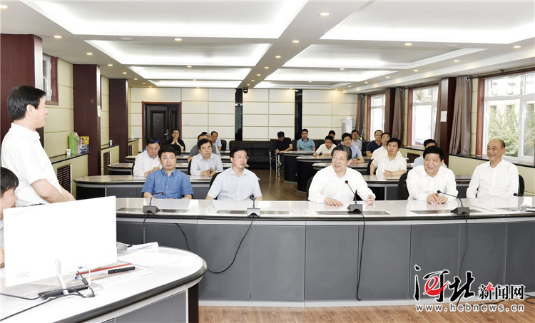 6月3日，省委书记、省人大常委会主任王东峰到保定市调研检查。这是王东峰在保定市大气污染防治网格化监测监控指挥中心调研检查。